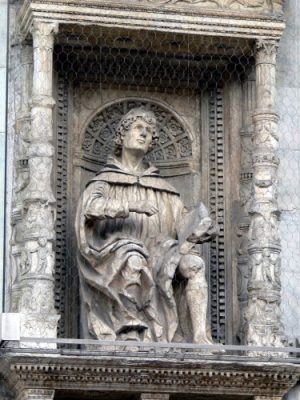 Statue of Pliny the Younger on the façade of Cathedral of S Maria Maggiore in Como (Photo: Wikipedia by Wolfgang Sauber)
