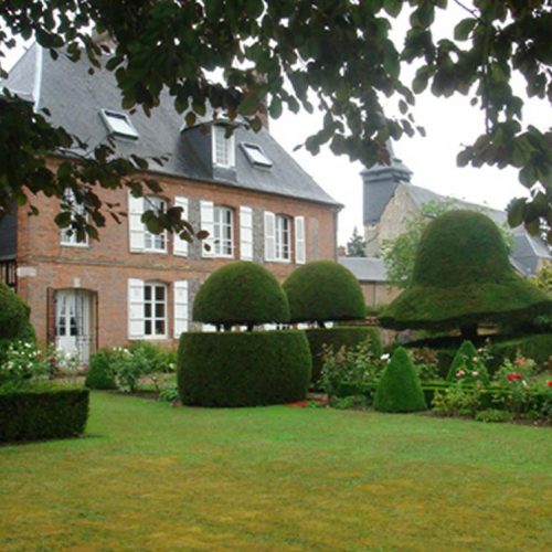 Chateau de la Balleu - C17 chateau with baroque Bretagne garden with topiary and a maze garden 1